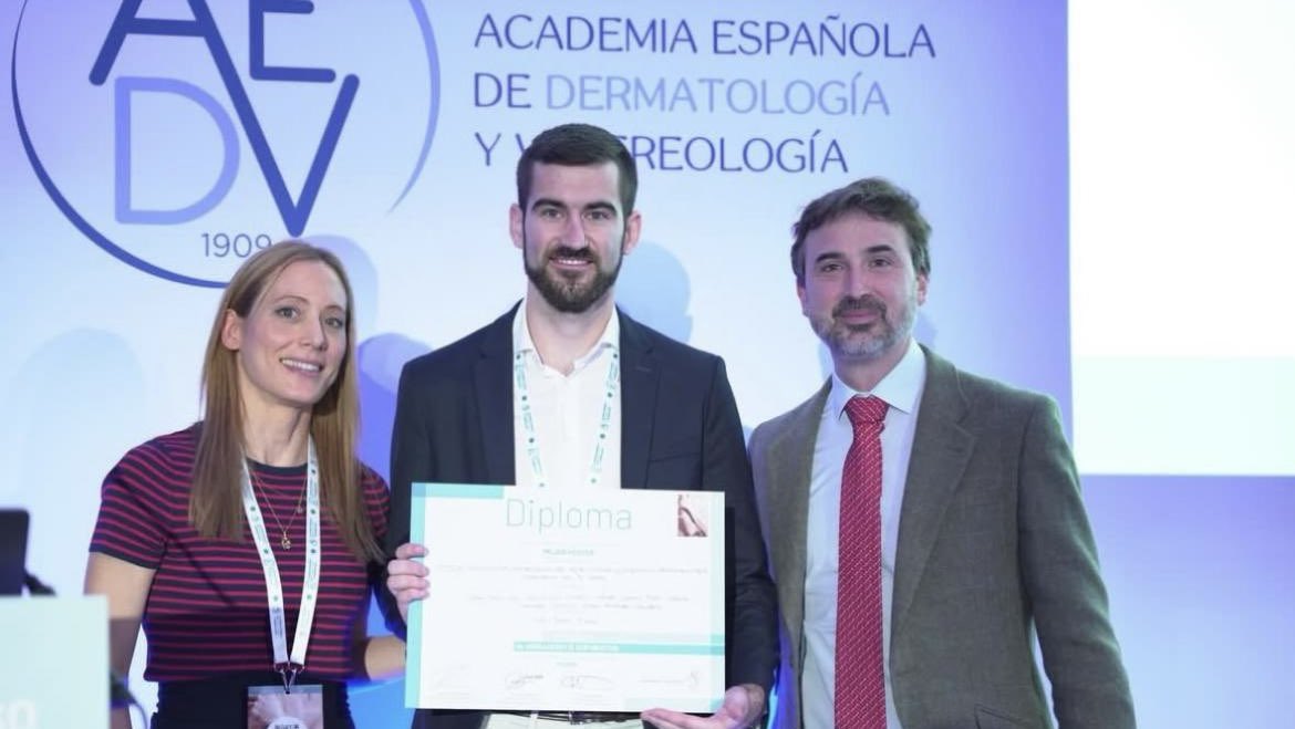 El Dr. Iván Blay, dermatólogo de <a href="/GVADrPeset/">DS Doctor Peset</a> , ha recibido el premio a 'Mejor póster' en el 3er Congreso de Hidradenitis Supurativa organizado por la Academia Española de Dermatología y Venereología <a href="/aedv_es/">Academia Española de Dermatología y Venereología</a>

¡Enhorabuena! 🫂🎉