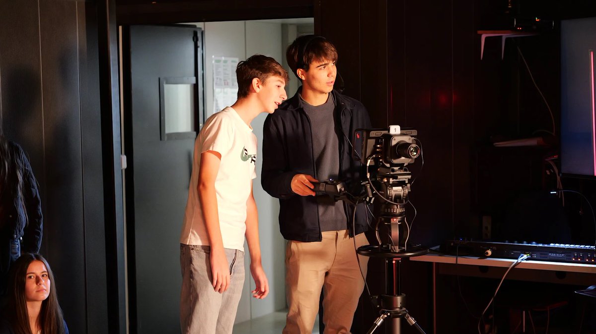 💬 La semana pasada soñamos con la comunicación en fcom. Más de 300 alumnos de 4º ESO y Bachillerato descubrieron el mundo de la comunicación en nuestra facultad. 

Los alumnnos han participado en talleres prácticos y sesiones de formación con nuestros profesores.