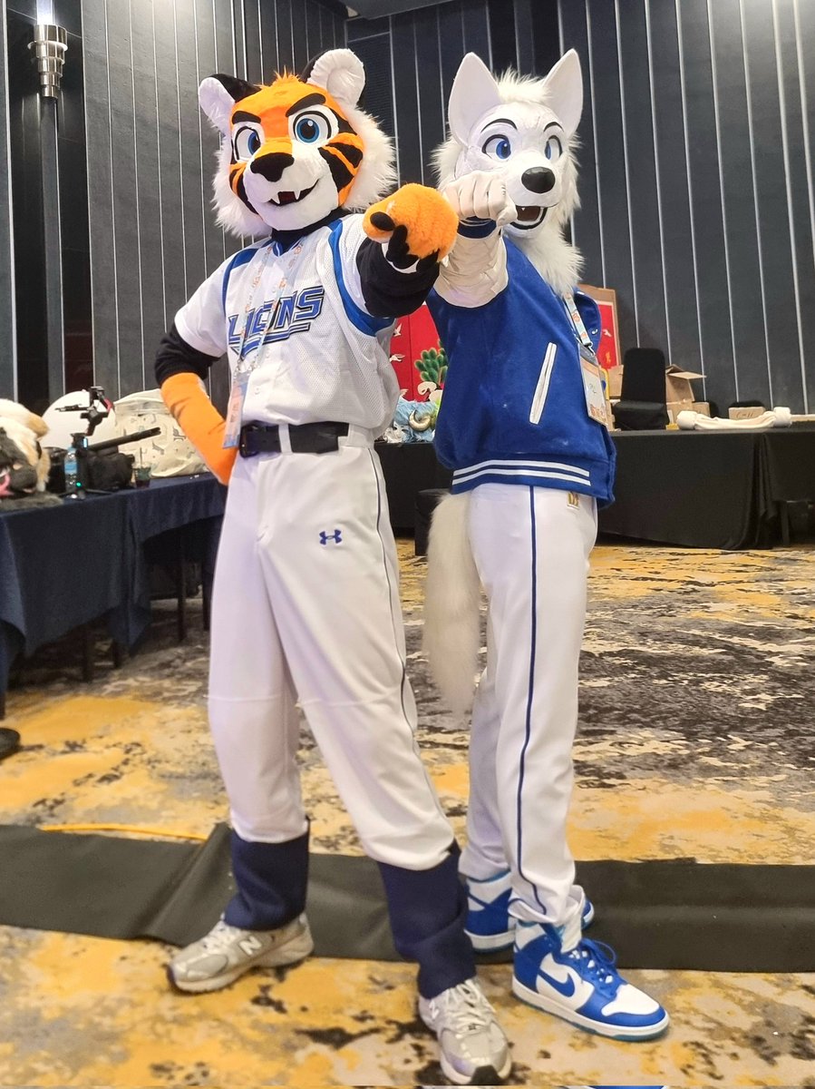 요즘 제일 핫한 퍼슈터, <a href="/Maxxx_Whitefang/">MAX</a> 맥스님! 
같은 마스코트셔서 동질감 느끼는데 묘기까지 보면 입이 떠억... 정말 멋있는 캐릭터.
반갑게 맞아주시고, 행사 끝난 후에 먼저 알아보시고 대화도 걸어주셔서 너무 좋았어요!! 앞으로도 활동 많이 기대하고 있을게요!! 🥰