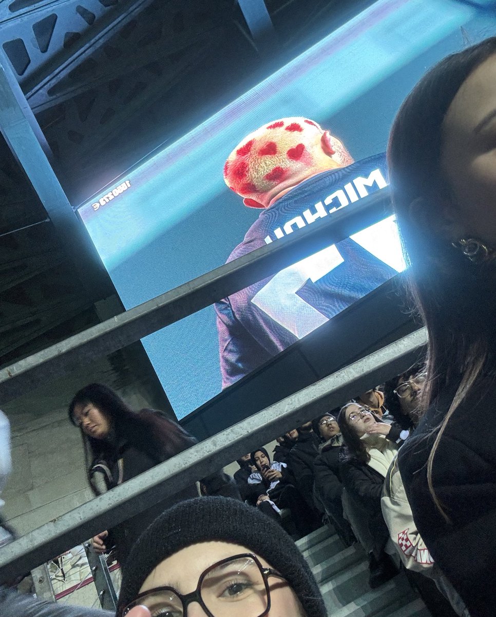 selfie avec le crâne de michou #StreamForHumanity