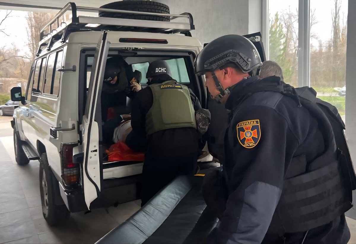 Nikopolgram's tweet image. Two people were killed today in Nikopol by russians.

A 76-year-old woman and a 51-year-old man lost their lives by artillery strike.

2 more people were wounded.