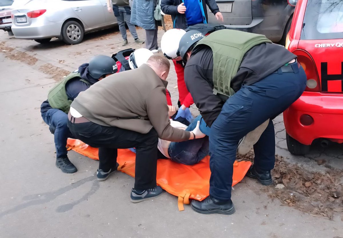 Nikopolgram's tweet image. Two people were killed today in Nikopol by russians.

A 76-year-old woman and a 51-year-old man lost their lives by artillery strike.

2 more people were wounded.