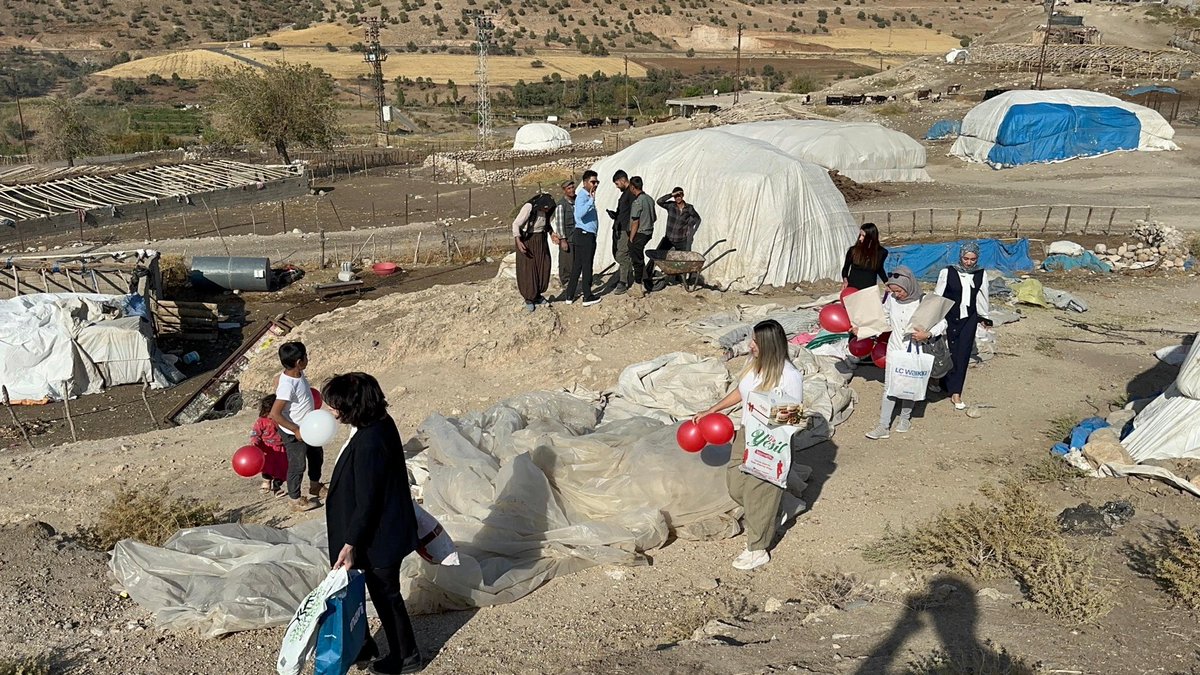 Silopi Kaymakamlığına bağlı Aile Destek Merkezi 1 (ADEM1), 2025 Aile Yılı etkinlikleri kapsamında Cudi Dağı eteklerinde bulunan Eğrikonak mezrasındaki Koçer kız çocuklarını ziyaret etti.

instagram.com/p/DRKCoJrjNyP/…