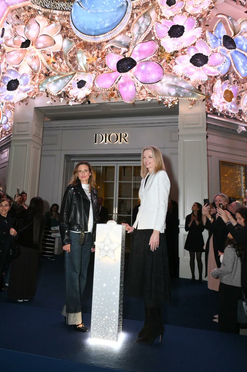 🎄<a href="/Dior/">Dior</a> unveils its “Enchanted World” holiday decorations at 30 Avenue Montaigne, celebrating the House’s iconic symbols such as stars, flowers and butterflies, with a spectacular illuminated façade and immersive installations. A tribute to the timeless spirit of Monsieur Dior