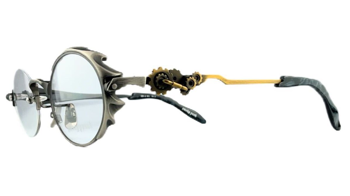 【smoky punk:スチームパンク専門ブランド】

片眼鏡(モノクル)をモチーフとした、左右完全非対称のを衝撃的なアイウェア

随所に施された『歯車』『煙突』『鋲』『アンティーク加工』は、空想世界の浪漫を凝縮しております。

鯖江の技術の結晶とも言えるフレーム、是非お試し下さいませ。

#執事眼鏡