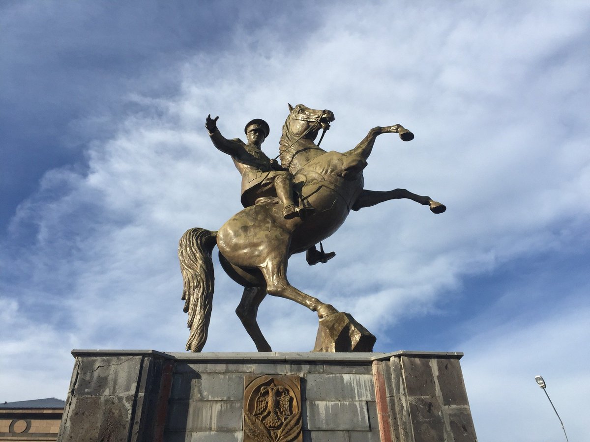 SDKoleksiyon's tweet image. Çarlık Rusya&apos;nın II. Abdülhamit döneminde işgal ettiği Kars&apos;taki hakimiyetlerinin 25. yılı anısına diktikleri Zafer anıtının yerinde bugün; Türk milletinin hakimiyetini simgeleyen bu Atatürk heykeli bulunmaktadır.😎