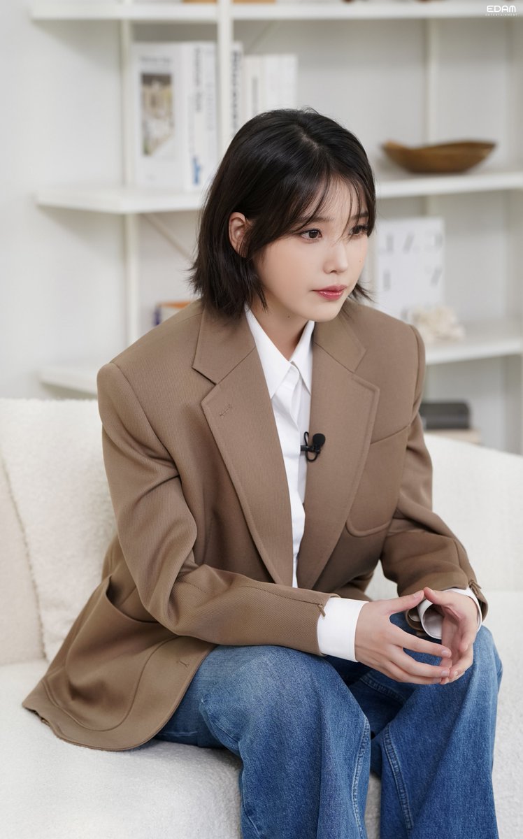 아이유 하면 콘서트에서 입는 드레스 원피스로 유명하지만 난 이런 스타일이 너무 좋음 왤케 잘생겼지