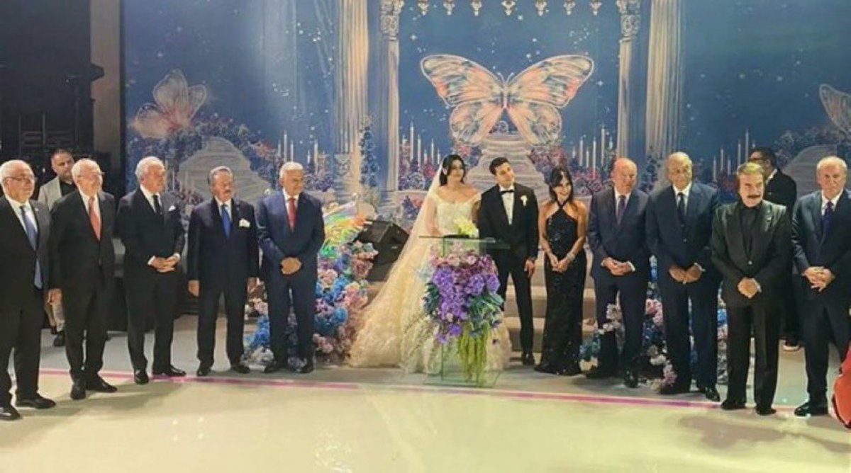 ‘AKP nasıl 23 yıldır iktidarda’ konulu çalışma!
CHP'li Mehmet Sevigen’in oğlu evlendi.
Nikah şahitleri Sevigen'i partiden ihraç eden Kılıçdaroğlu ile Binali Yıldırım, Süleyman Soylu ve Doğu Perinçek… Orhan Gencebay baş köşede. Lafı dolandırmayı sevmem. Reziller ordusu!