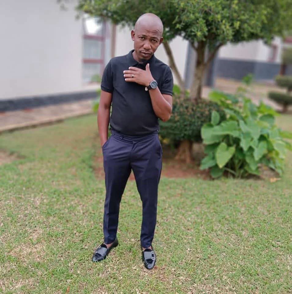 HELP FIND THIS SUSPECT โ PLEASE SHARE The community is urged to assist in locating a wanted suspect following a tragic incident in Rustenburg. Suspect Details: Name: Simon Mogomotsi Molokoane Born: 1982