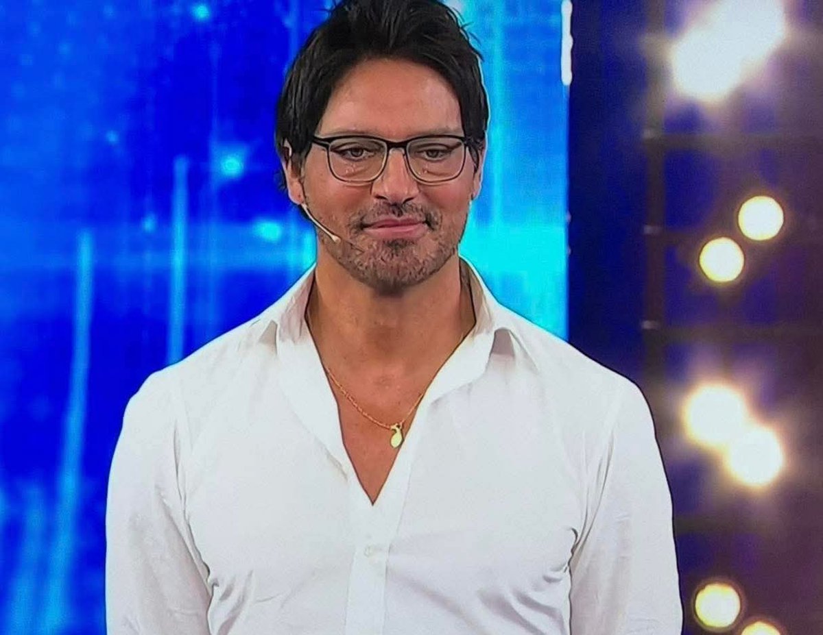 goldrake_____'s tweet image. Nel frattempo Gabriel Garko ha quasi concluso la sua trasformazione in Enrico Papi.