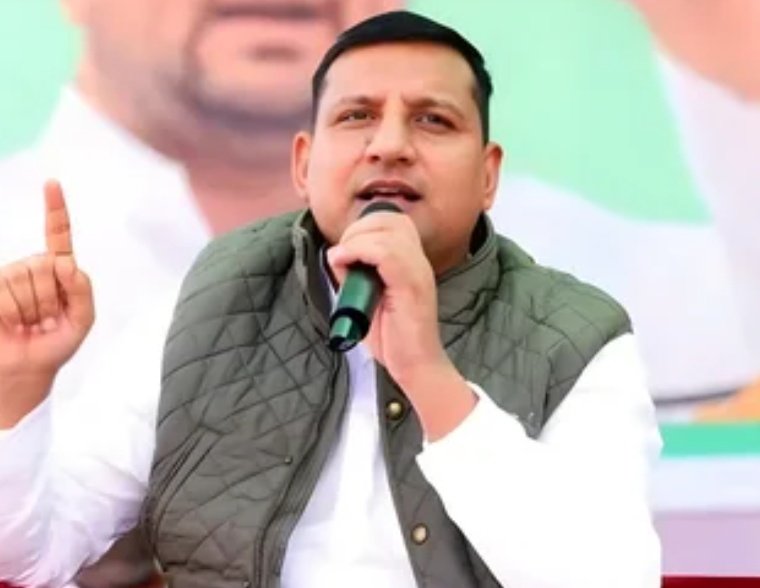 करारी हार पर 4 घंटे मंथन चला।

चुनाव परिणाम के बाद चौथे दिन यानी आज विधायक तेजस्वी यादव को नेता प्रतिपक्ष चुना गया है।

विधायक दल का नेता बनने के लिए तेजस्वी यादव शुरुआत में तैयार नहीं थे,

लालू यादव और राबड़ी देवी भी मौजूद थी सभी ने एकमत से तेजस्वी को अपना नेता चुना है।

इस बैठक