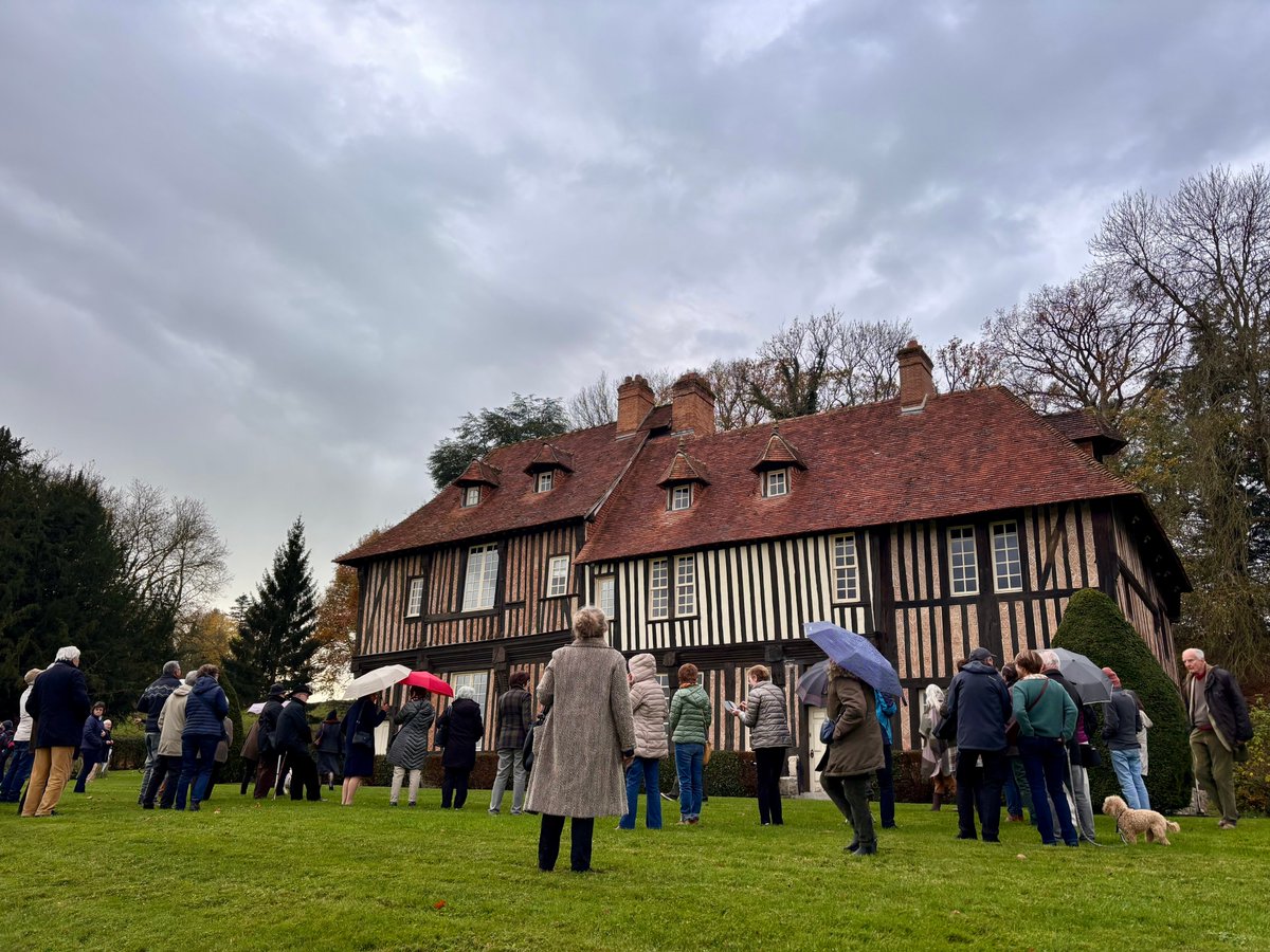 SCustine's tweet image. 📖 Samedi 15 novembre a eu lieu le lancement du numéro de la revue @LePaysdAuge spécialement consacré à Auquainville, lieu où repose la famille Custine.  Une occasion privilégiée de découvrir le manoir de Caudemone avec Yves Lescroart et l’église Notre-Dame avec Roselyne Fouques.