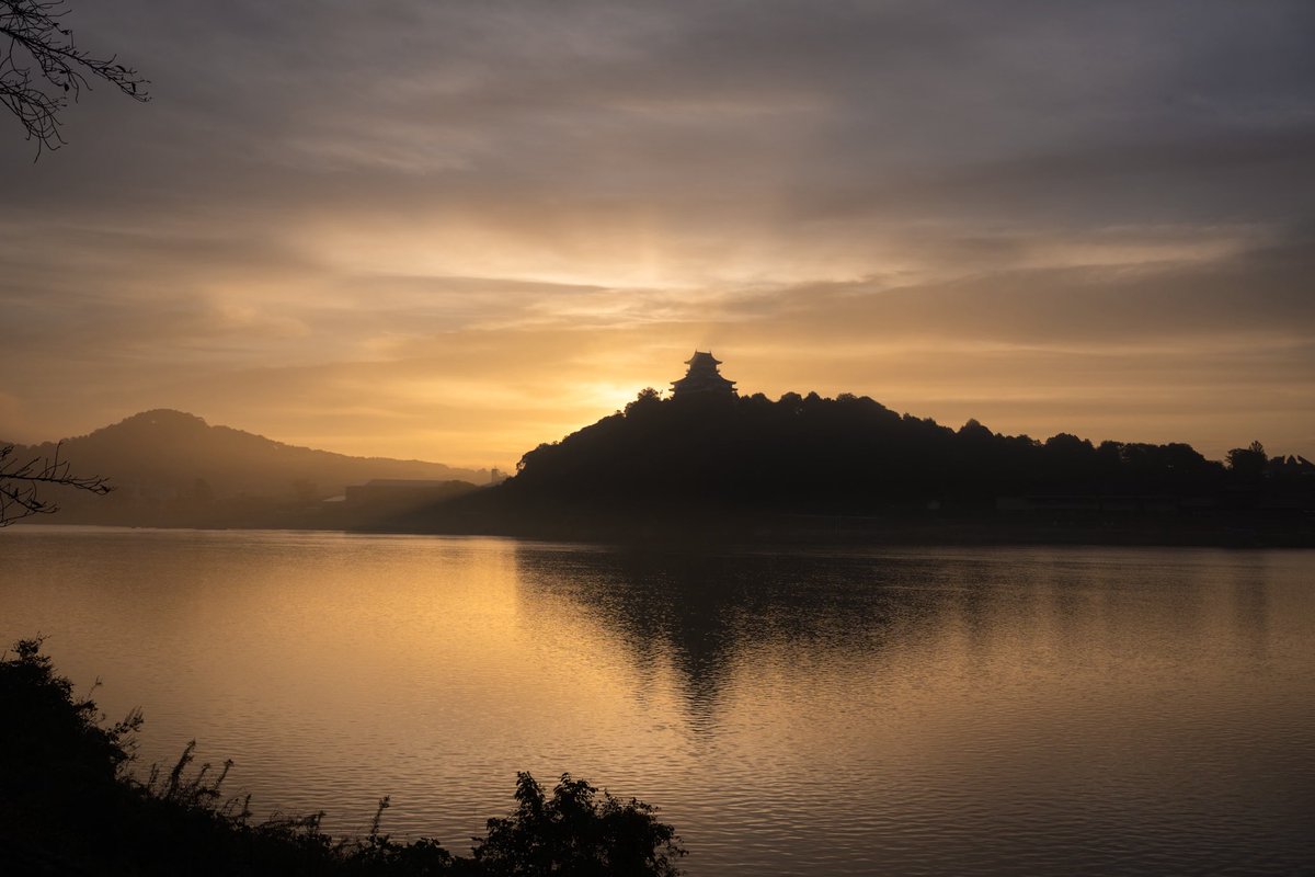 朝もやの中、太陽の光を浴びて輝く犬山城

#犬山城 #nikoncreators_2025discovery