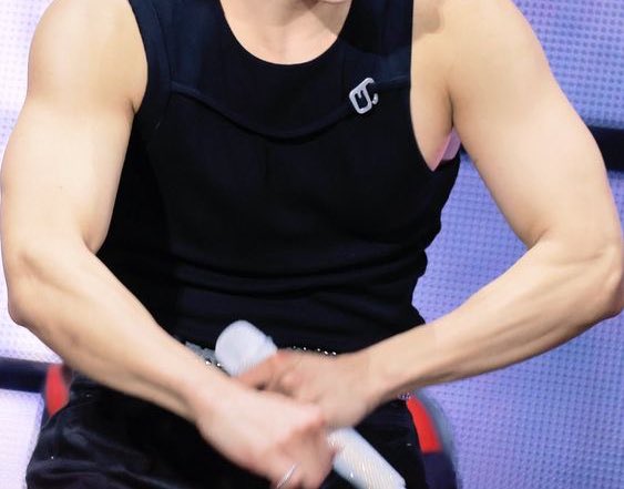 The face ✨🤏🏻.                                     body 🤯: