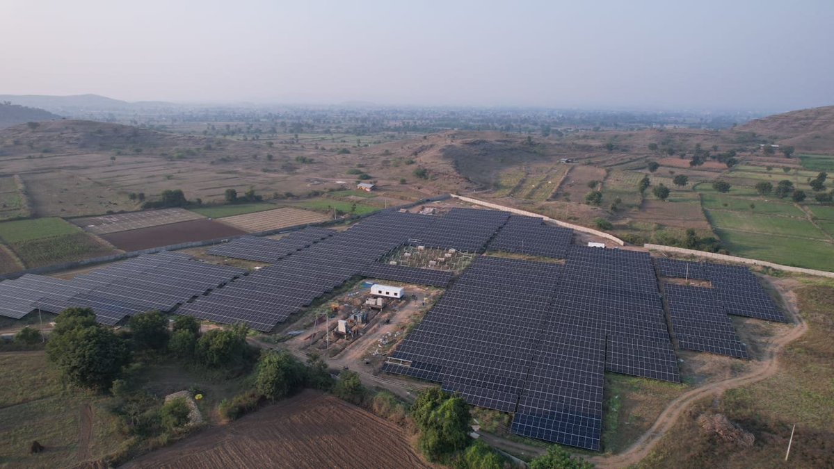 airnews_mumbai's tweet image. #Dhule | #धुळे तालुक्यातील नेर आणि खंडलाय परिसरातील शेतकर्‍यांसाठी उभारण्यात आलेल्या सौरऊर्जा प्रकल्पांचं लोकार्पण धुळे ग्रामीणचे माजी आमदार कुणाल पाटील यांच्या हस्ते करण्यात आलं. 

@InfoDhule #SolarPowerProject