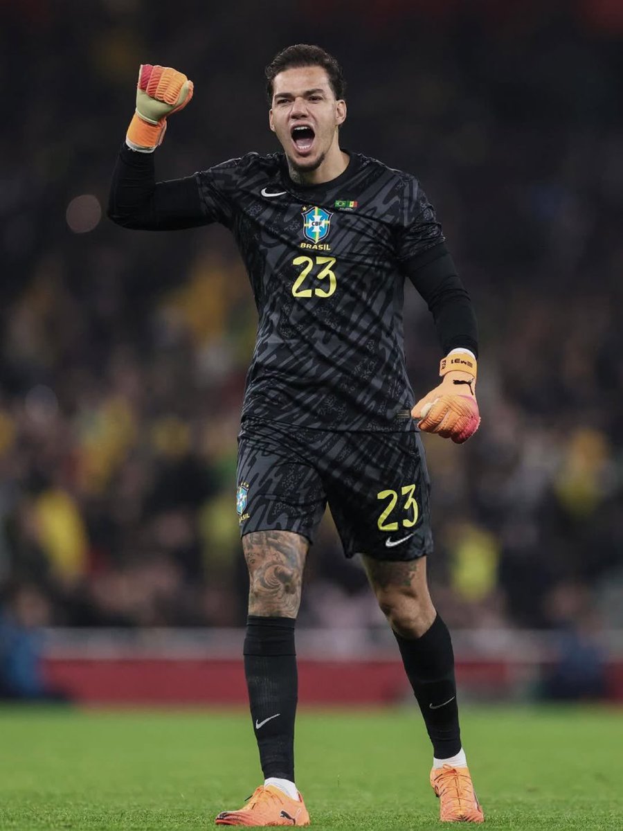 Brezilyalı Gazeteci Bruno Murito:

"Carlo Ancelotti, Fenerbahçe'nin maçlarını takip ediyor ve Ederson'un yükselen formunu not ediyor. Fenerbahçe'de gösterdiği performans sayesinde milli takım seviyesini her zaman korudu.

Onu ayıran şey, oyun zekâsı, sakinliği ve savunmayı