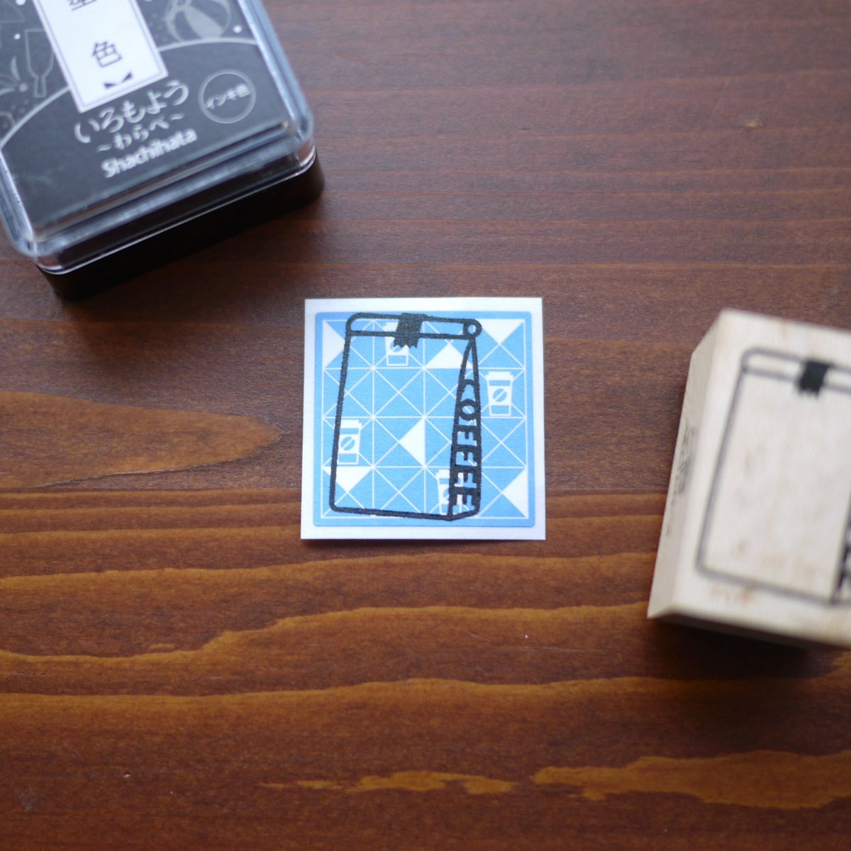 tadanoyamamoto's tweet image. 新作「カフェのロールシール」と
「コーヒーの袋はんこ（小）」使用して
フレークシールをつくってみました😊

インクが乾かないうちに
触って汚れがシールに付いたり
シールからはんこが
はみ出てしまったり…
色々寄り道もありましたが
無事にフレークシールが
完成して満足です☕️✨

#福わけはんこ