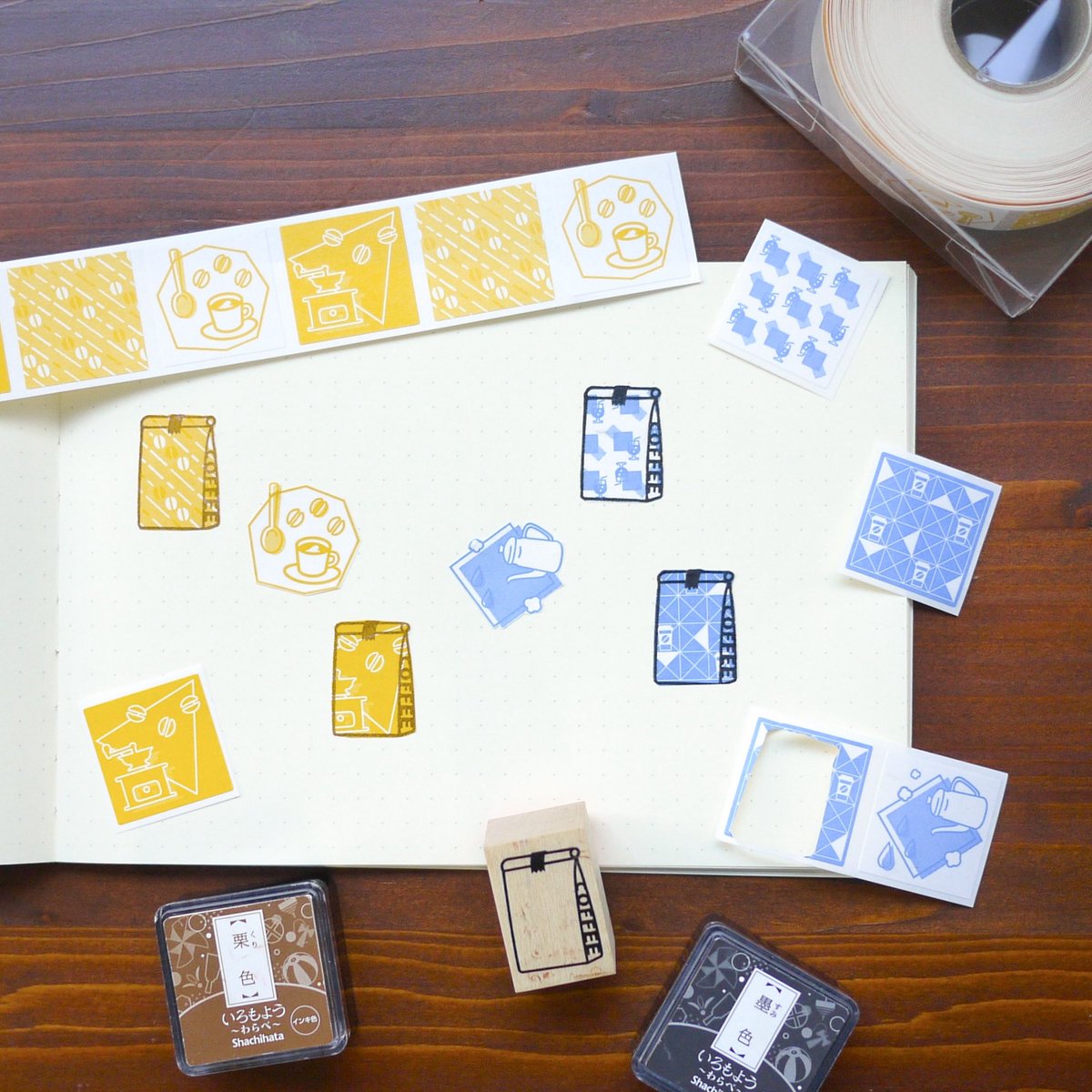 tadanoyamamoto's tweet image. 新作「カフェのロールシール」と
「コーヒーの袋はんこ（小）」使用して
フレークシールをつくってみました😊

インクが乾かないうちに
触って汚れがシールに付いたり
シールからはんこが
はみ出てしまったり…
色々寄り道もありましたが
無事にフレークシールが
完成して満足です☕️✨

#福わけはんこ