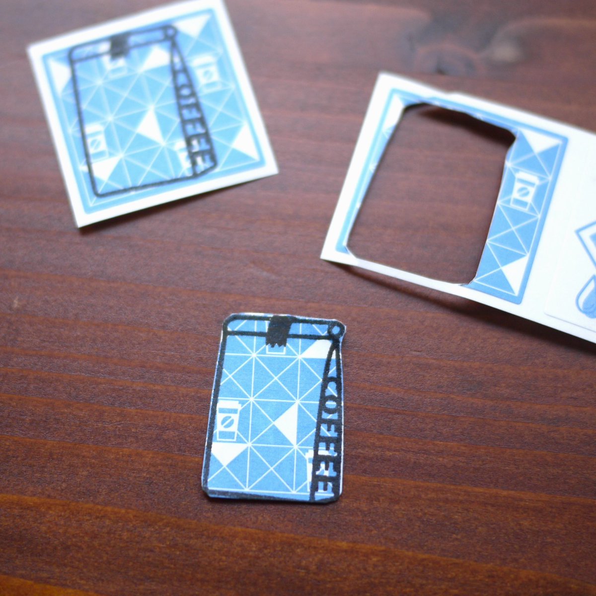 tadanoyamamoto's tweet image. 新作「カフェのロールシール」と
「コーヒーの袋はんこ（小）」使用して
フレークシールをつくってみました😊

インクが乾かないうちに
触って汚れがシールに付いたり
シールからはんこが
はみ出てしまったり…
色々寄り道もありましたが
無事にフレークシールが
完成して満足です☕️✨

#福わけはんこ