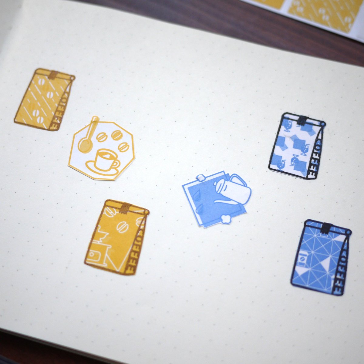 tadanoyamamoto's tweet image. 新作「カフェのロールシール」と
「コーヒーの袋はんこ（小）」使用して
フレークシールをつくってみました😊

インクが乾かないうちに
触って汚れがシールに付いたり
シールからはんこが
はみ出てしまったり…
色々寄り道もありましたが
無事にフレークシールが
完成して満足です☕️✨

#福わけはんこ