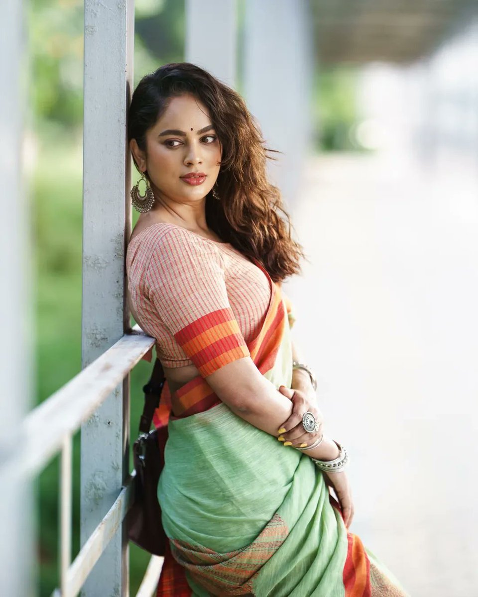 Alfaaze_ishq's tweet image. #pankajudhas
तेरे लफ़्ज़ों का जादू यूँ दस्तक देता है
जैसे ख़ामोशी भी तेरे नाम से महक उठती हो,
तू आहिस्ता बोलती है तो वक़्त ठहर जाता है
तेरी हर सांस में मुझे अपना अशआर मिलता है!
तेरा हर राज़ मेरे सीने में अमानत है
तू बोलती रहे बस मैं सुनता जाऊँ
तेरी ख़ामोशी को भी महसूस करता जाऊँ!!