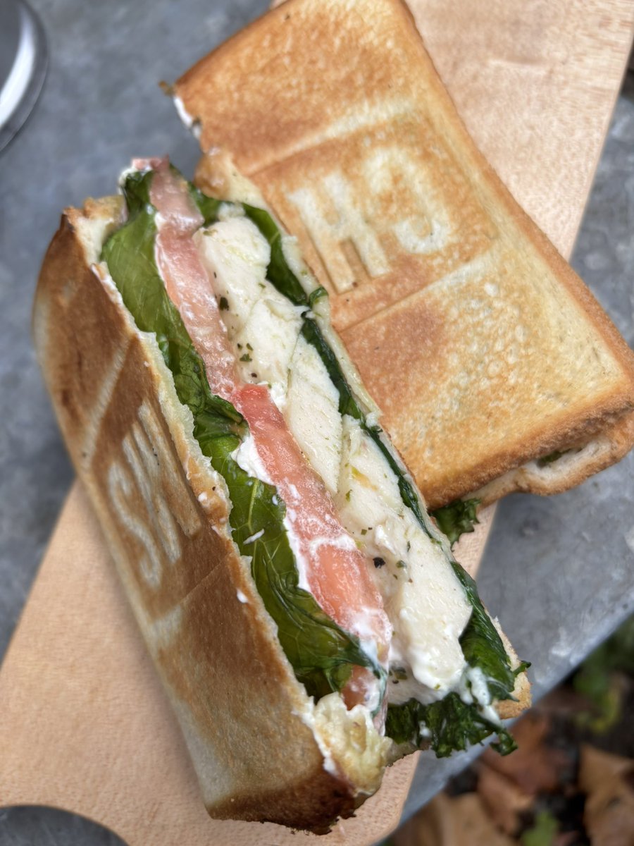 そういえばこの前久しぶりにチャムスのHSM使った。
やっぱ可愛い🩷
チキンとトマトとクリームチーズとバジルソースのサンド