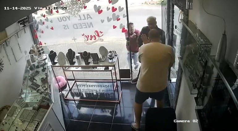 py_urgente's tweet image. 📍#ATENCIÓN— Policía halla guarida colombo-venezolana en Lambaré 

🚨 La @policia_py irrumpió en una vivienda alquilada en la ciudad de Lambaré usada como guarida por una banda compuesta por nueve hombres, la mayoría venezolanos y colombianos.

⚠️ El rastro surgió tras el asalto…