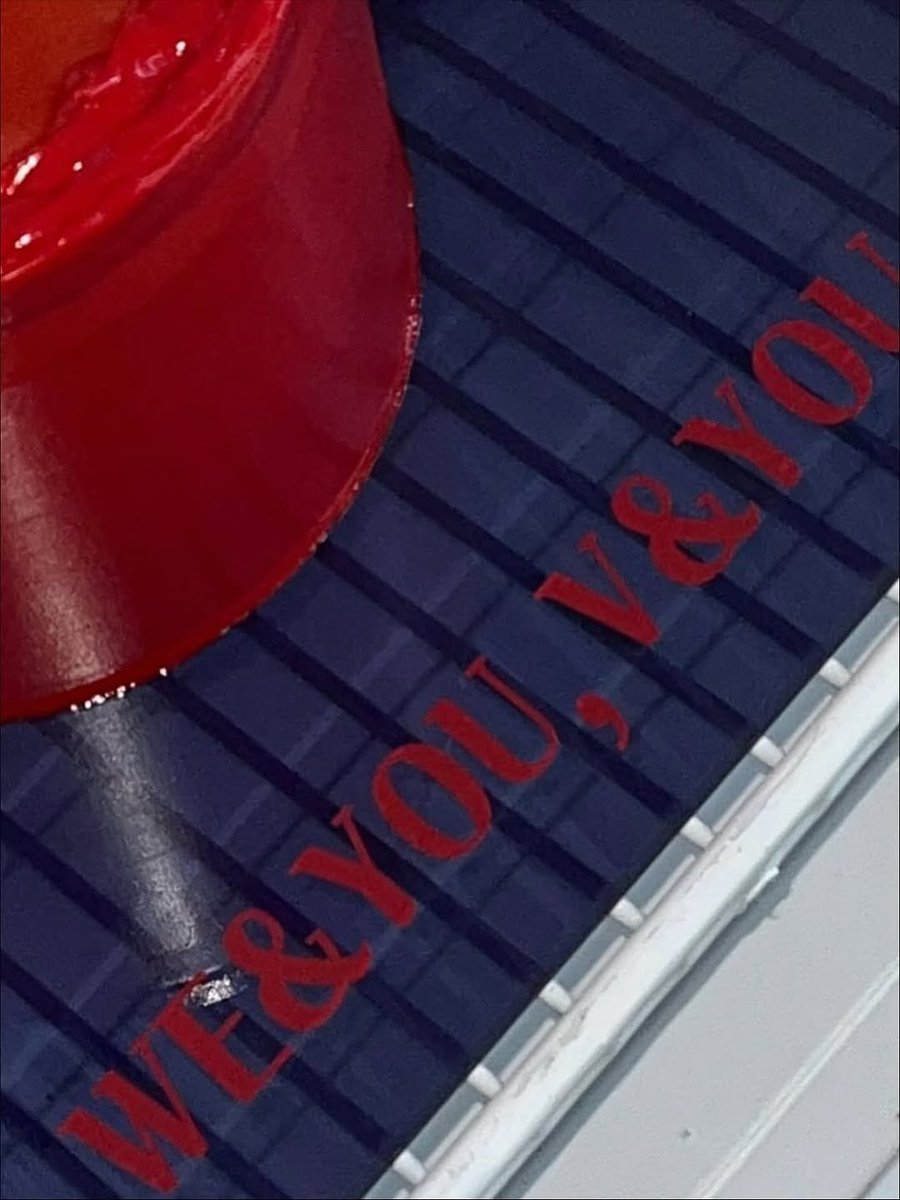 [INFO] Korean bakery ‘Shoutout cake’ was requested by TIRTIR to create the Fire cake for Taehyung in celebration of his appointment as Tirtir’s Global Ambassador 

“I'm honored to be in charge of making this cake for the TIRTIR ambassador. This is a fire cake delivered to BTSV.