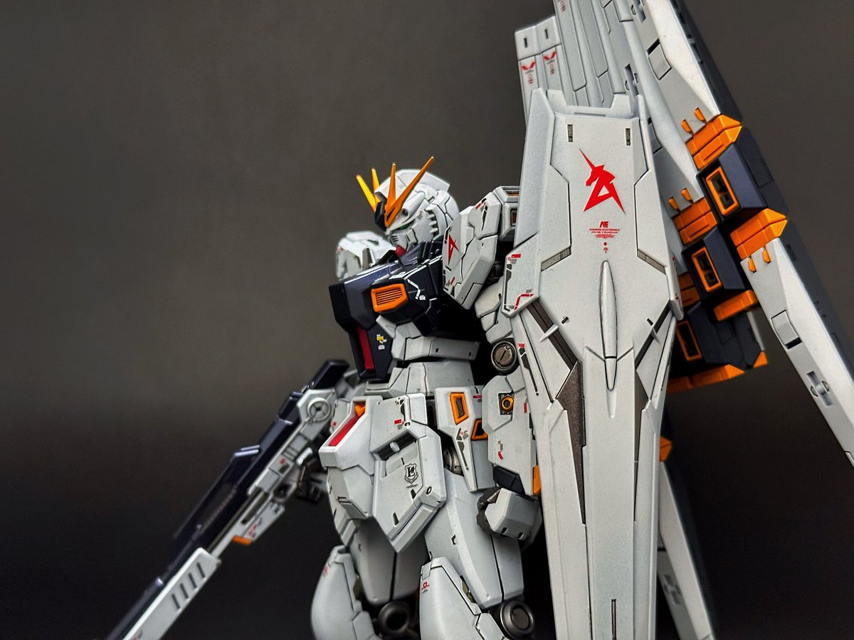GamiganRX87040's tweet image. RGνガンダム全塗装完成‼️
ちまちま進めてたので時間かかりましたが達成感凄い、ファンネルがいかんせんめんどくさかった…
調色も個人的に上手くいったし大満足です👍
 #ガンプラ
 #ガンプラ好きな人と繋がりたい
 #ガンプラの画像を貼るとRTされると聞いて