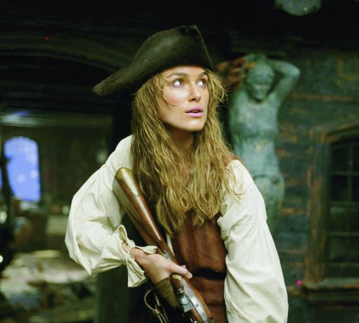 podcastpotc's tweet image. Did you know that early on in the production of Pirates of the Caribbean: Dead Man’s Chest, Elizabeth would’ve cut her hair short after stowing away on board the Edinburgh Trader? 🧵