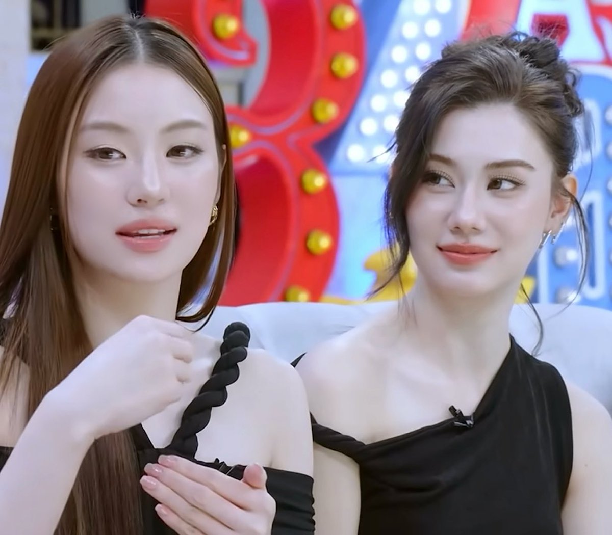 hahaiyen_102's tweet photo. People often talk a lot about the eyes of a lover, and I truly believe the legend is right when I see Madame Lee looking at Lady M.

#LenaMiu
#lalinalena 
#MiuNatsha 
#3zaap https://t.co/vpgS0xhMty