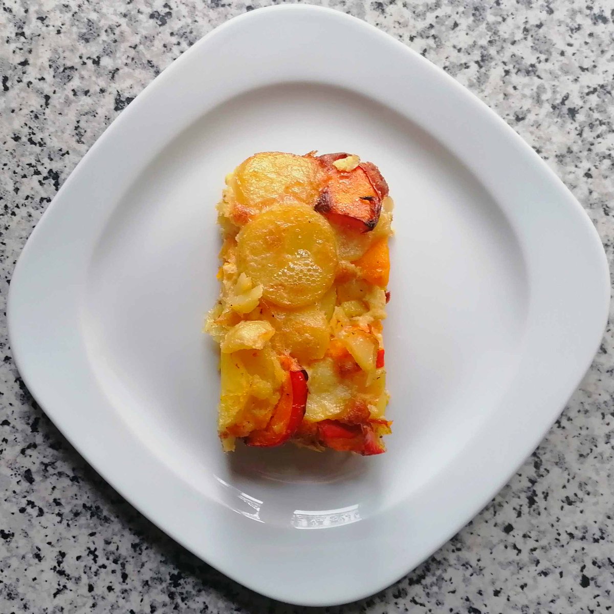 MikeKocht's tweet photo. #Eier #Erdäpfel (#Kartoffel) #Olivenöl
So wenig Zutaten, so viel Geschmack in der #Tortilla aus dem Ofen
Neu bei mir nur der Salat dazu: #Rohnen (#RoteRüben) und #Apfel.
Tolle Kombination ausprobiert, #Kren (#Meerrettich) passt auch noch rein.
https://t.co/9kfe4c1FQt https://t.co/qHsl9Y70PZ