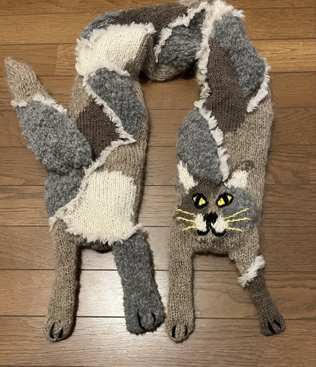東海えりかさんの
猫のマフラーのあまり糸で
同じような顔の猫のスヌード作って見た
めちゃあったかい