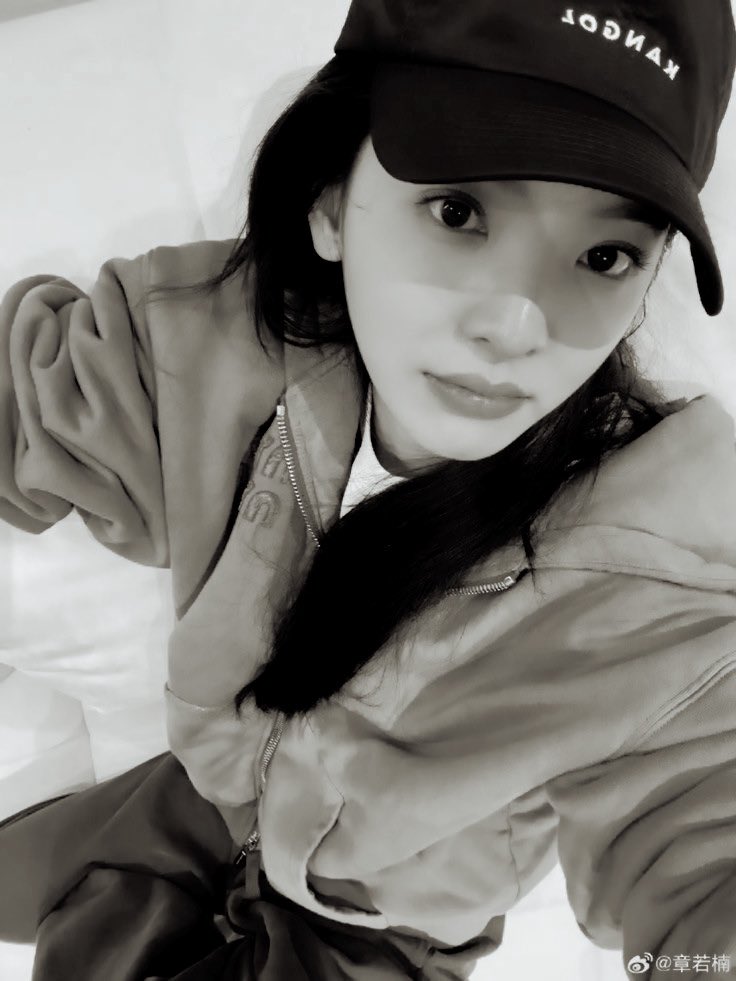 ⠀

Outfit berburu sate ayam di depan gang. Semoga mamangnya jualan, supaya effort kenaan agar gak kena angin malam dan nyamuk ini tidak terbuang.

⠀