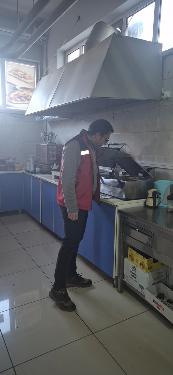 Nevşehir’de öğrencilerin sağlıklı ve güvenilir gıdaya ulaşmasını sağlamak amacıyla yükseköğretim yemekhanesi, KYK yemekhaneleri ile okul kantinlerinde kapsamlı denetimler gerçekleştirildi.