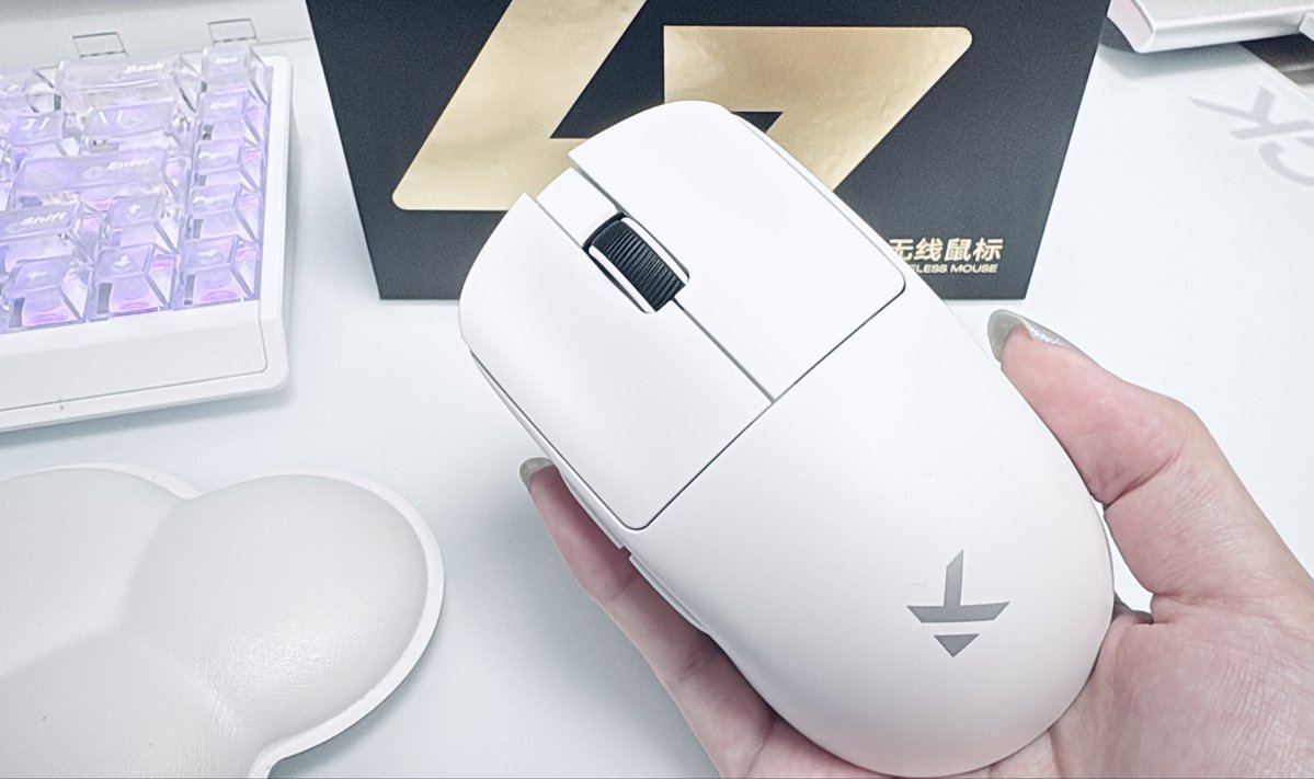 NecoraNyaru's tweet image. ／
#Rabbit0 様から
『MCHOSE L7 Ultra』
いただきました〜✨✨
＼

めっちゃ軽くて丸っこいフォルムがかわいい〜！♡
つよつよセンサーも搭載してる8k対応マウス！

#PR