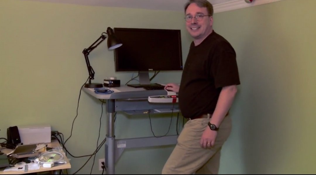 _devJNS's tweet image. &amp;gt; born in Finland
&amp;gt; got curious about computers on his grandfather’s machine
&amp;gt; learned programming on a Commodore VIC-20
&amp;gt; studied at University of Helsinki
&amp;gt; got annoyed Linux didn’t exist… so he built his own OS
&amp;gt; released Linux kernel at 21
&amp;gt; made it open-source for everyone…