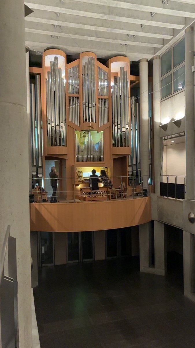 ConcertHall_ATM's tweet image. 【市民のためのオルガン講座】
今年度も講座が始まり、早3ヶ月。
初級の方々は3月の発表会の曲目が決まってきました。中級の方も音色を聴き比べて作品の魅力を探っています！
1回体験の方はバッハのシャコンヌを演奏☺️室住先生が演奏に合わせて音色を選び、オルガンの響きをお楽しみいただきました♫