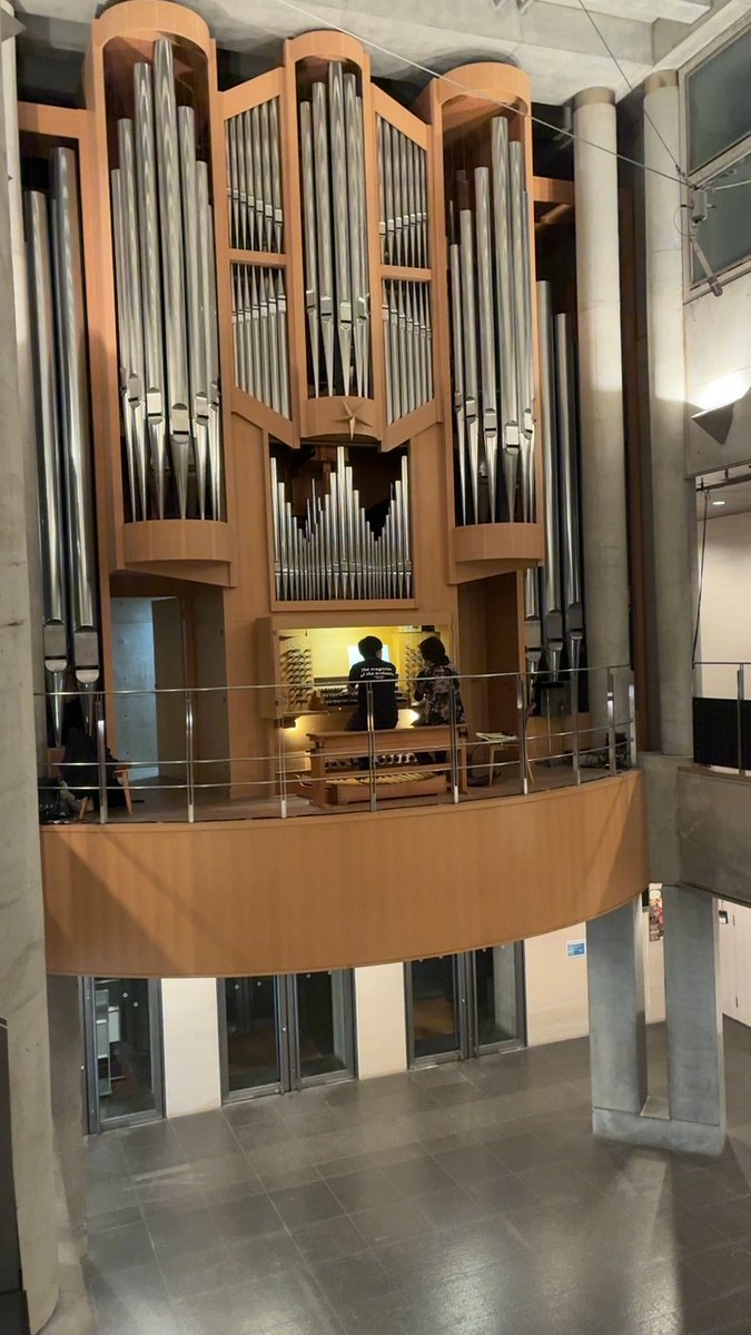 ConcertHall_ATM's tweet image. 【市民のためのオルガン講座】
今年度も講座が始まり、早3ヶ月。
初級の方々は3月の発表会の曲目が決まってきました。中級の方も音色を聴き比べて作品の魅力を探っています！
1回体験の方はバッハのシャコンヌを演奏☺️室住先生が演奏に合わせて音色を選び、オルガンの響きをお楽しみいただきました♫