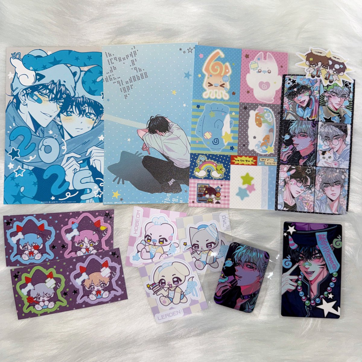 #맹수상점 알티 추첨 이벤트로 받은 랜덤 굿즈가 왔습니다... 구성이 와이리 알차요
묵직한 상자에 가득 담긴 미남들 🤤
무테안경 호범이 얼마나 잘생겼게요 ㅠ!!
감사합니다 🫶🏻🫶🏻