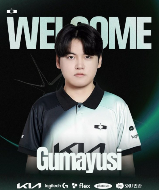 Young man with black hair wearing a black and white collared jersey featuring Dplus KIA logo on chest, sponsor patches including LCK, Logitech G, Flex, and SNS on sleeves, standing pose against dark background with white text overlay reading WELCOME and Gumayusi at bottom.