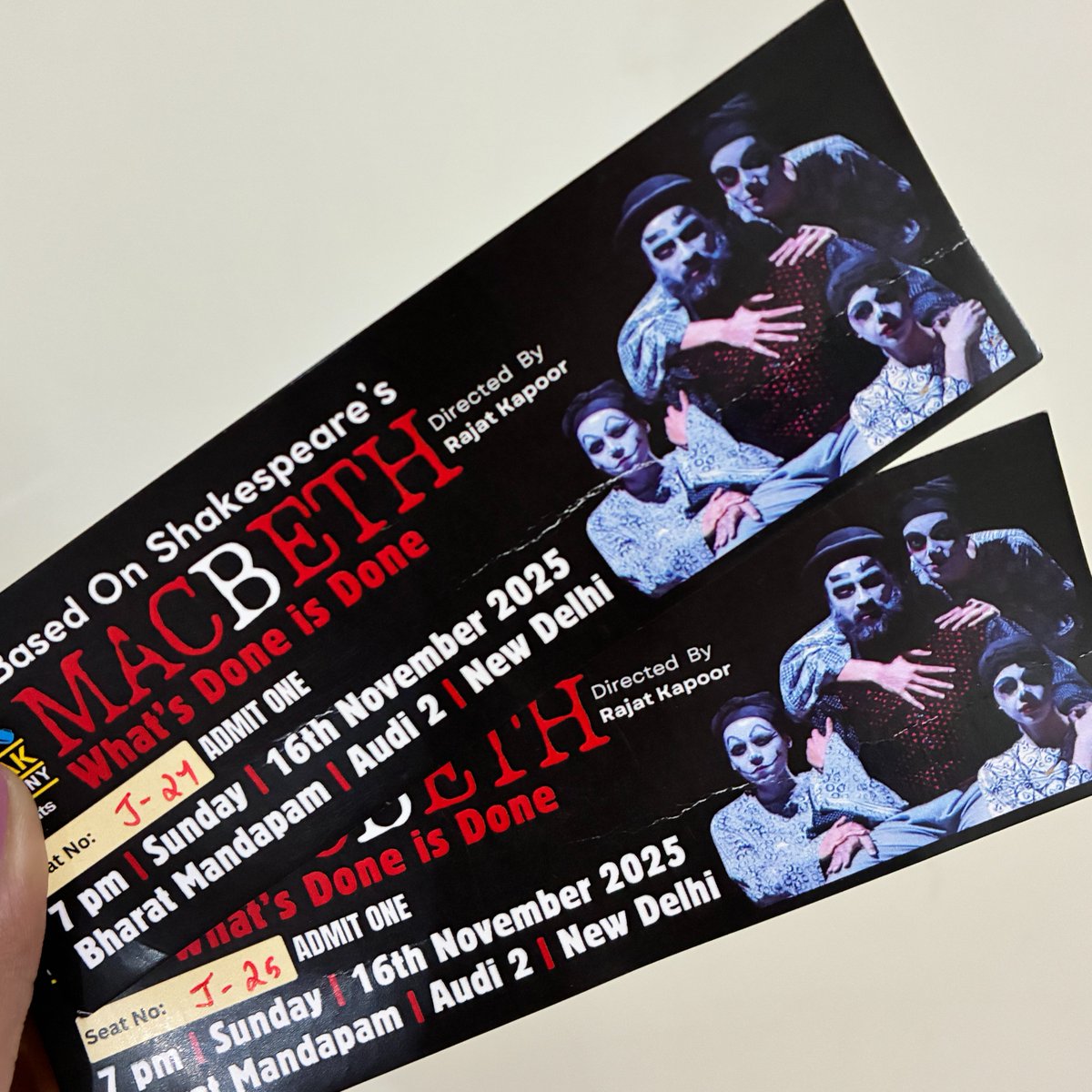 squirrel_speaks's tweet image. 🐿️ #Review

Macbeth - What’s Done Is Done 
directed by #RajatKapoor

Great actors trapped inside an undercooked play. Some sparks, not enough fire.

🐿️#Nutshell:

Indian theatre has a new tradition, standing ovations for ANYTHING.
We clap even when we feel nothing.
Macbeth? A…
