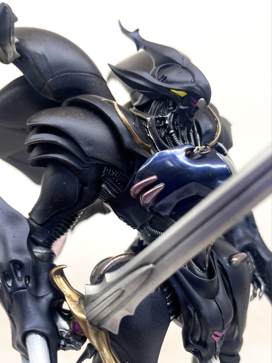 sowiboss's tweet image. PLAMAX ヴェルビン作りました
梨地にしたり下地を透けさせたりやなんやかんやと…黒っぽいのとキラキラしてるとこはガイアノーツのプリズムブルーブラックの光沢違いとかクリアー足してたりとかです。
羽根はトアミルの偏光のブルーとパープルのだったかな？それをフルグロスクリアーでといたやつ