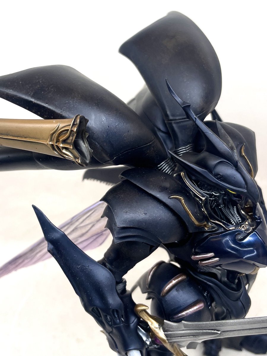 sowiboss's tweet image. PLAMAX ヴェルビン作りました
梨地にしたり下地を透けさせたりやなんやかんやと…黒っぽいのとキラキラしてるとこはガイアノーツのプリズムブルーブラックの光沢違いとかクリアー足してたりとかです。
羽根はトアミルの偏光のブルーとパープルのだったかな？それをフルグロスクリアーでといたやつ