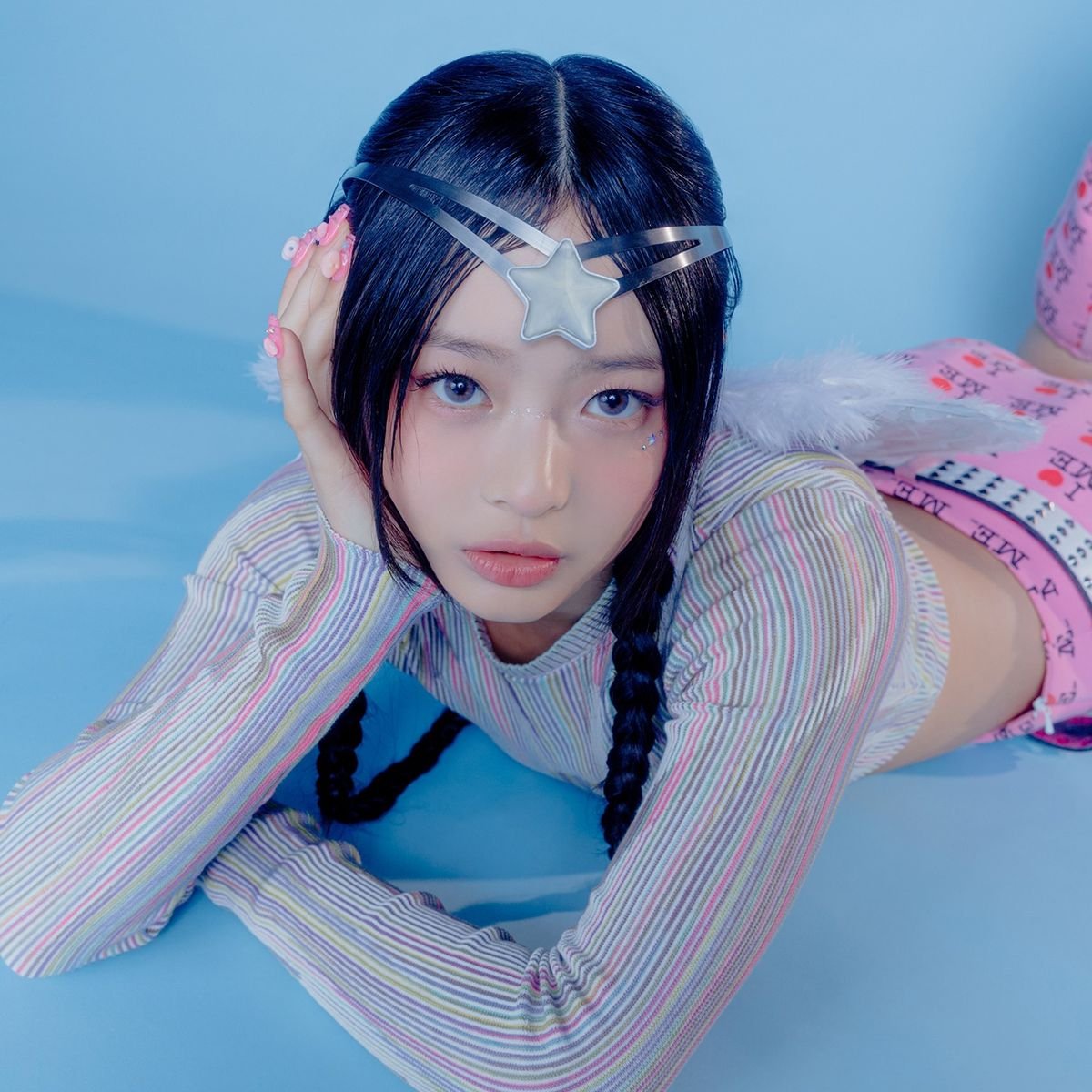 revistakoreain's tweet image. Segundo a mídia sul-coreana, #Hani não compareceu na reunião entre as integrantes do #NewJeans e a ADOR, pois estava no exterior. 

As condições prévias e as exigências para seu retorno à agência foram discutidas anteriormente. Mas, segundo a agência, uma reunião em particular