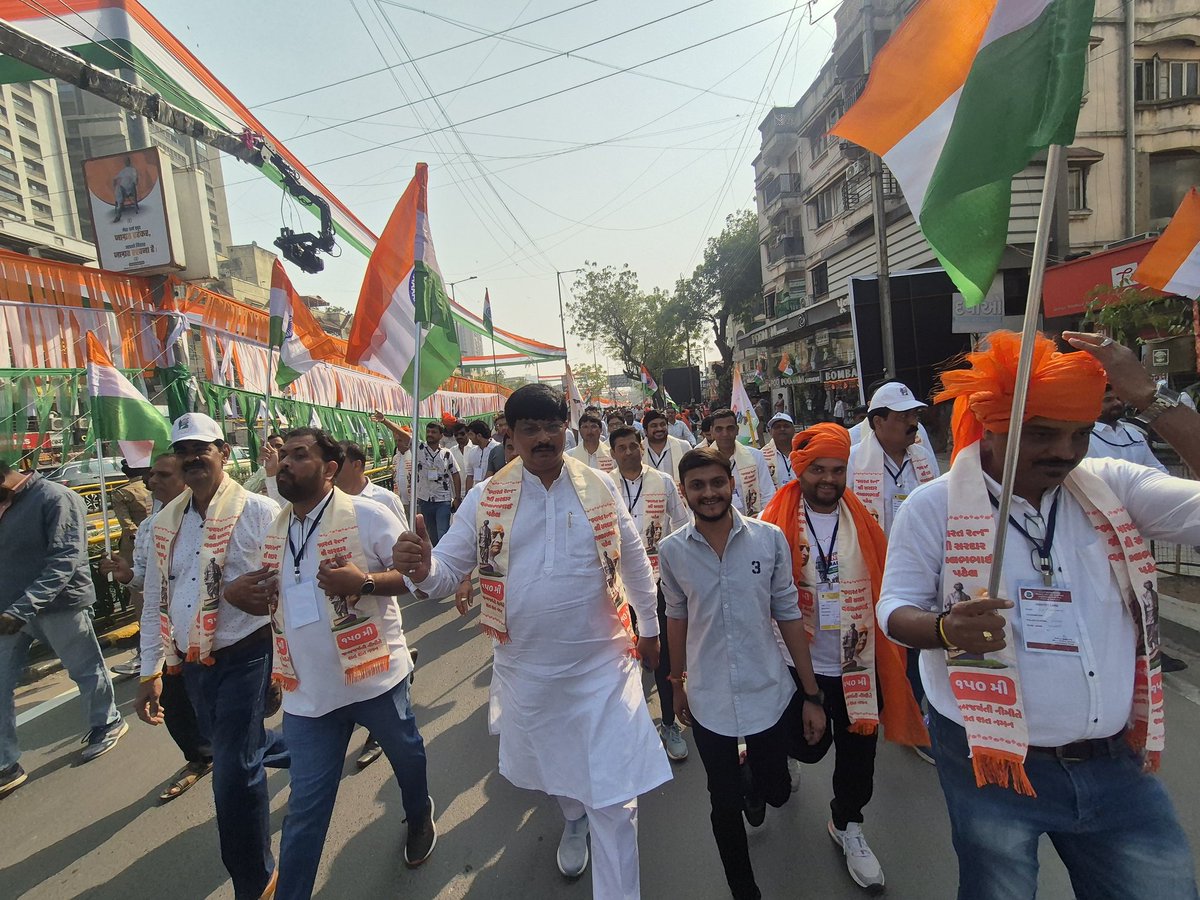 ravipatel4bjp's tweet photo. જય સરદાર...

લોહપુરુષ સરદાર વલ્લભભાઇ પટેલની 150 મી જન્મજયંતિના નિમિત્તે ઘાટલોડિયા વિધાનસભામાં મુખ્યમંત્રી શ્રી @Bhupendrapbjp ની ઉપસ્થિતિમાં આયોજિત "યુનિટી માર્ચ" માં સહભાગી થયો.
#Sardar150  #SardarVallabhbhaiPatel  #UnityMarch #Padyatra #EkBharatAatmanirbharBharat https://t.co/PaxxHg1Rdw