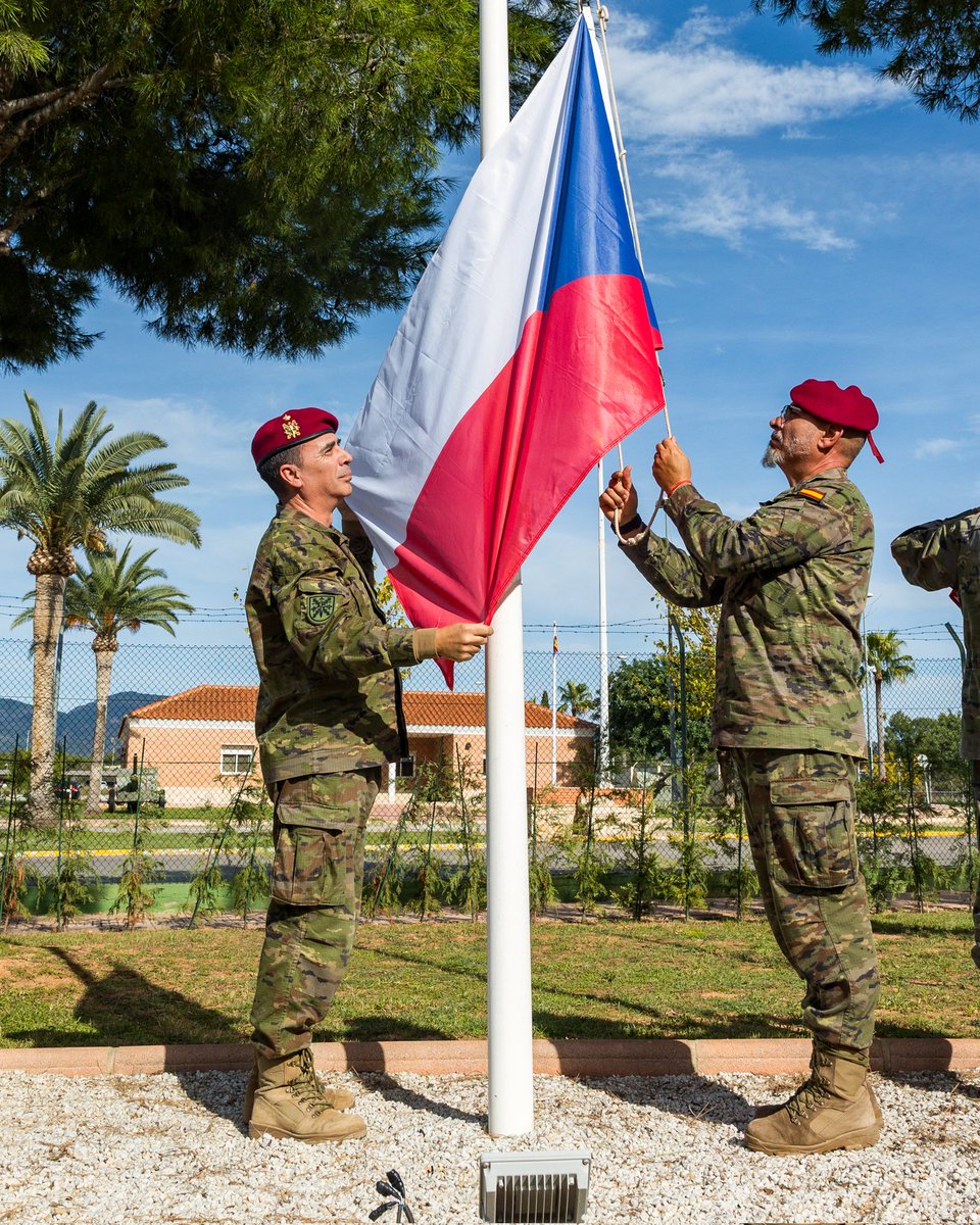 jurajtomaga's tweet image. We commemorated 1️⃣7️⃣ November – the Day of Freedom &amp;amp; Democracy at @CGTAD_NRDC_ESP in Bétera 🇪🇸. Together w/ Czech Amb. @LiborSecka  we honoured the legacy of 1️⃣9️⃣8️⃣9️⃣ 🇸🇰🇨🇿.
Mil gracias to Slovak&amp;amp;Czech service members for a dignified ceremony.Proud to see Allies standing united.✌️
