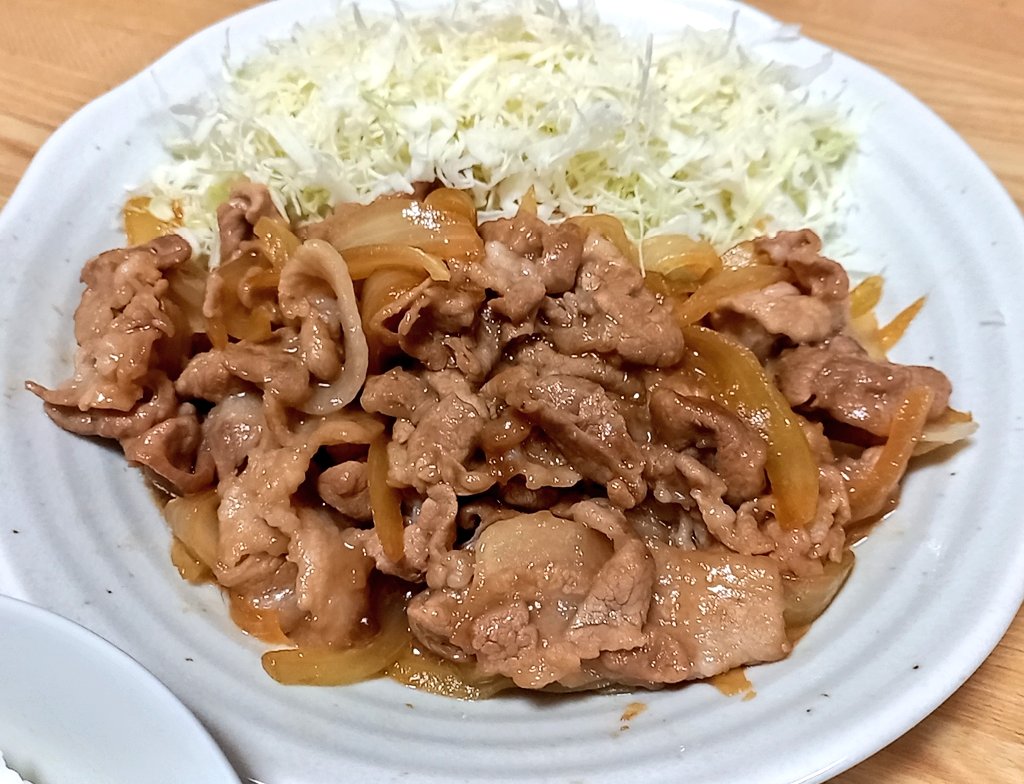 juntyan21's tweet photo. 今日の晩御飯はこれだ〜！1･2･3！！
豚の生姜焼き、千切りキャベツ、ご飯、お吸い物を食べたのだ〜☺️
ウマーベラス(๑>؂<๑)۶

 #豚の生姜焼き https://t.co/6H2yVM8KYc