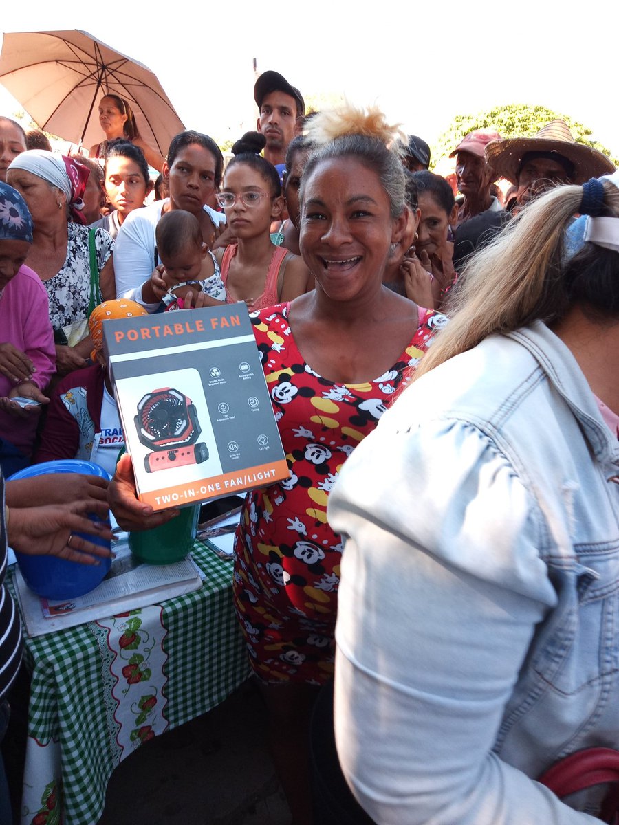 NaquyAmanciero's tweet photo. #DesdeAmancio. Encabezada por las principales autoridades, una representación de amancieros llegó hasta la granmense comunidad de #Guamo, con un donativo y un abrazo solidario, para los afectados por el paso del huracán #Melissa, por nuestra región. #FuerzaCuba https://t.co/1WZQCOq62N