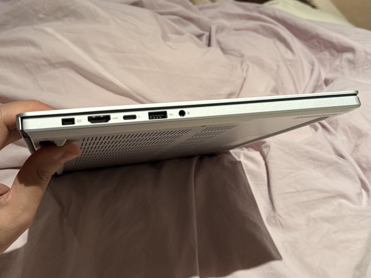 للبيع لابتوب Asus ROG Zephyrus G16 2024 – RTX 4070

المواصفات:

المعالج: Intel Core Ultra 9 

كرت الشاشة: NVIDIA GeForce RTX 4070 

الشاشة: 16 إنش QHD+ بـ 240Hz (سلاسة عالية وجودة ممتازة)

باقي المواصفات في الصور 

للتواصل: 0564999666 واتس اب فقط.